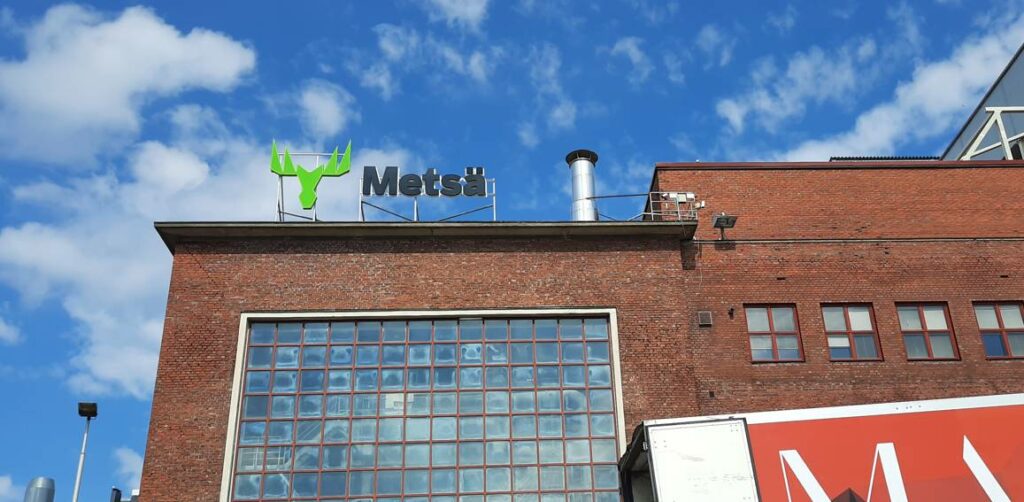 Die Metsä Tako-Kartonfabrik in Tampere am Westufer von Tammerkoski