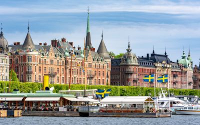 Wer in Stockholm bei der Stadtbesichtigung eine kleine Auszeit genießen möchte, wird am Strandvagen mit einer malerischen Oase und traumhafter Aussicht belohnt. (Foto: AdobeStock - Mistervlad 282083606)