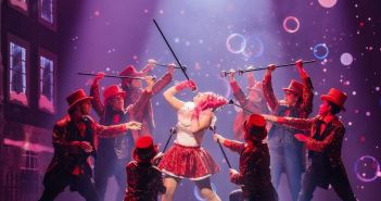 Festliche Musical-Inszenierung von Dickens Weihnachtsklassiker im MuseumsQuartier Wien (Foto: ShowSlot Touring GmbH. Jens Ochmann)