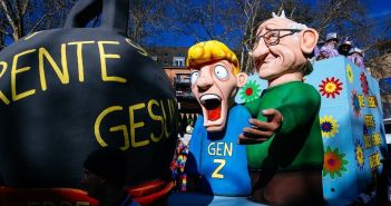 Mobile Teams verkaufen Rosenmontagszug-Spange jetzt in Bronze Silber (Foto: Festkomitee Kölner Karneval)