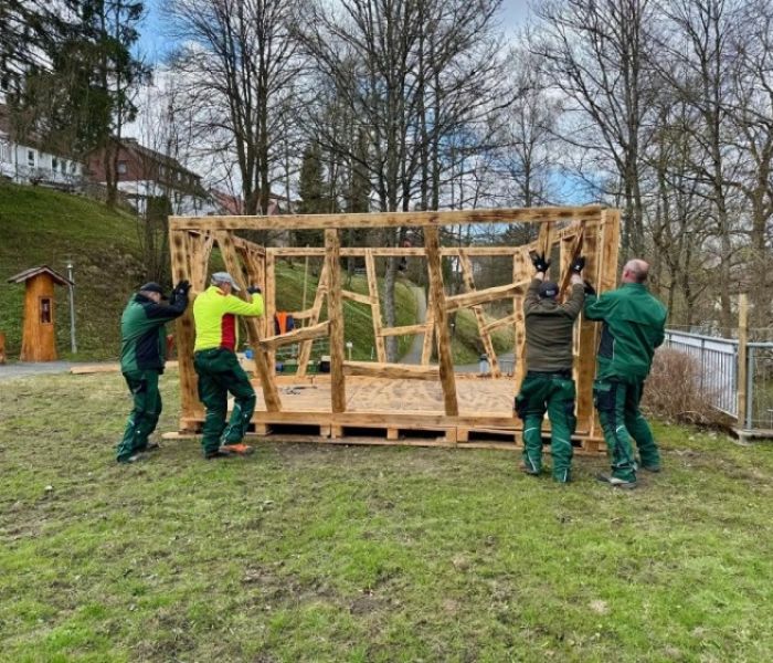 Aufbau des Hexenhauses f&uuml;r Walpurgis in Altenau im Oberharz (Foto: Katharina Dundler - GLC AG)