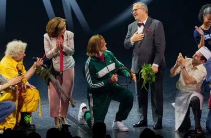 Elton debütiert als Strickland im Stage Operettenhaus Hamburg (Foto: Morris Mac Matzen)